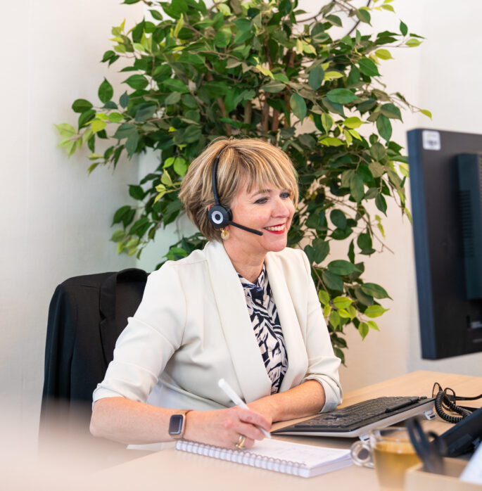 Afbeelding medewerker aan het bellen