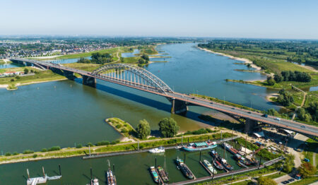 Foto vanuit de lucht genomen van de waalbrug