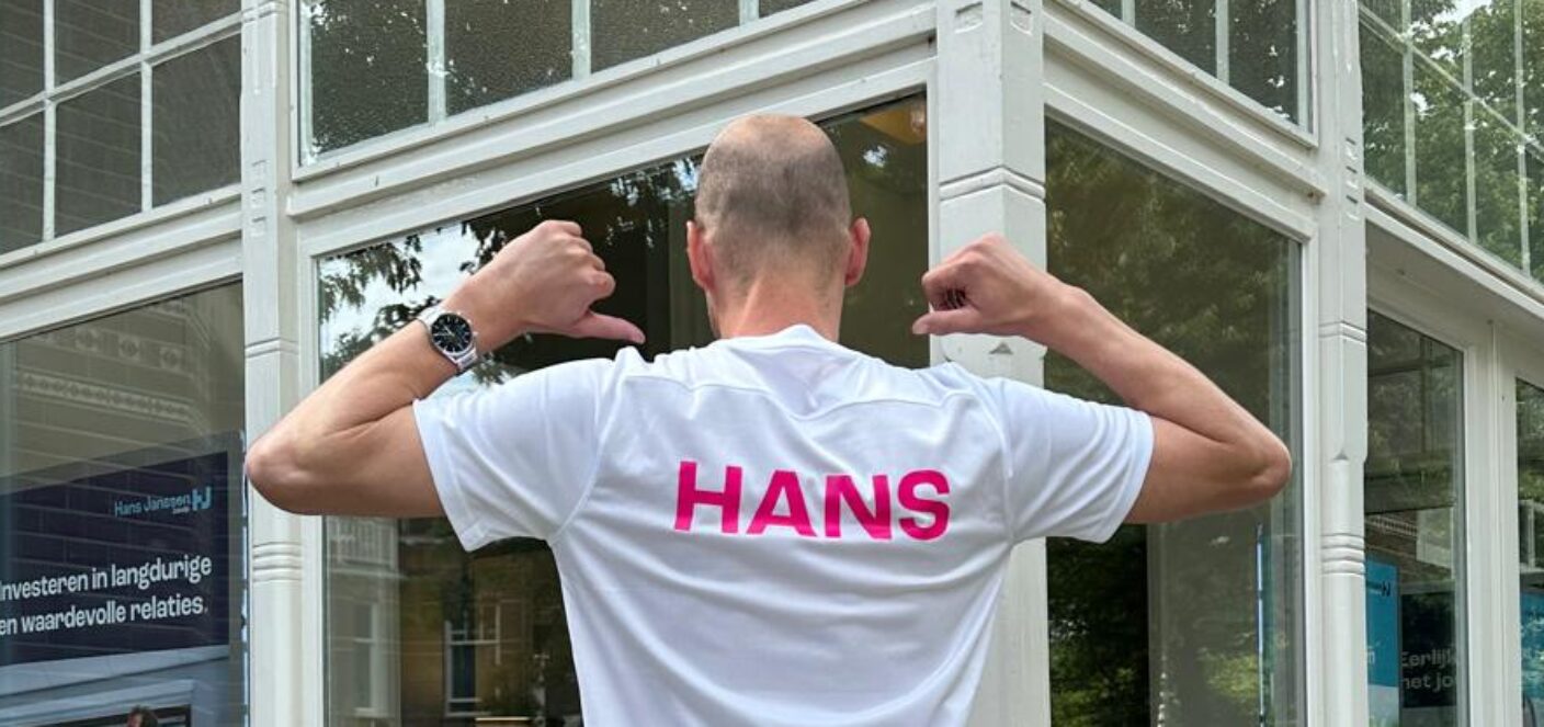 foto van rug van medewerker van Hans Janssen met sportshirt aan met de naam Hans achterop