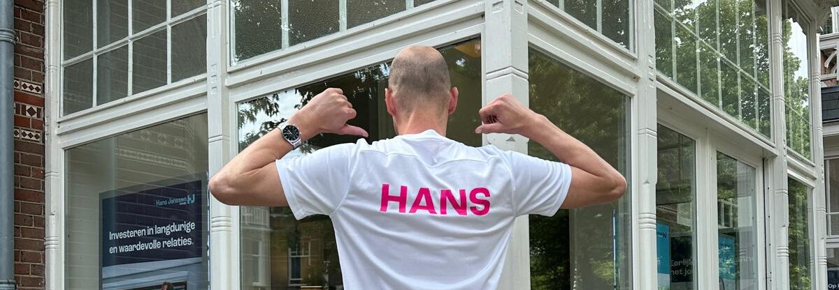 foto van rug van medewerker van Hans Janssen met sportshirt aan met de naam Hans achterop