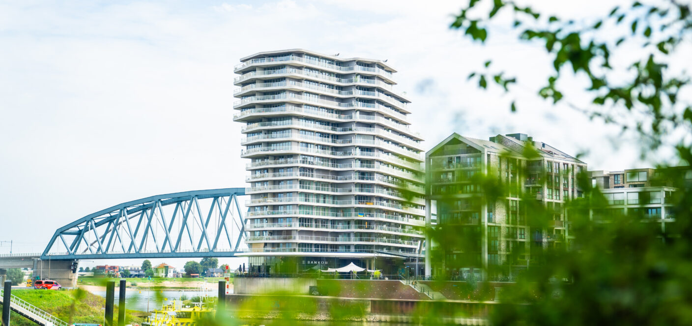 Foto van nieuwbouwappartementen aan de Handelskade Nijmegen met op de achtergrond de spoorbrug