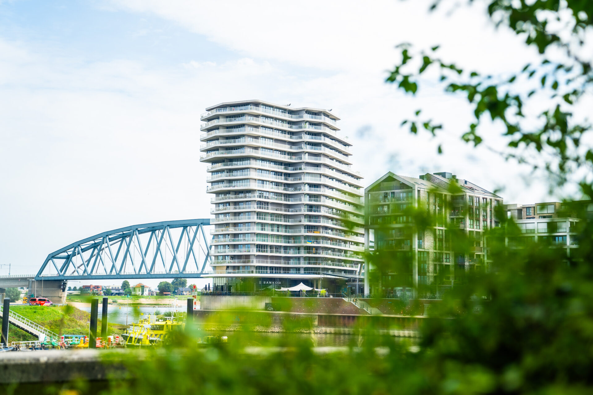 Foto van nieuwbouwappartementen aan de Handelskade Nijmegen met op de achtergrond de spoorbrug