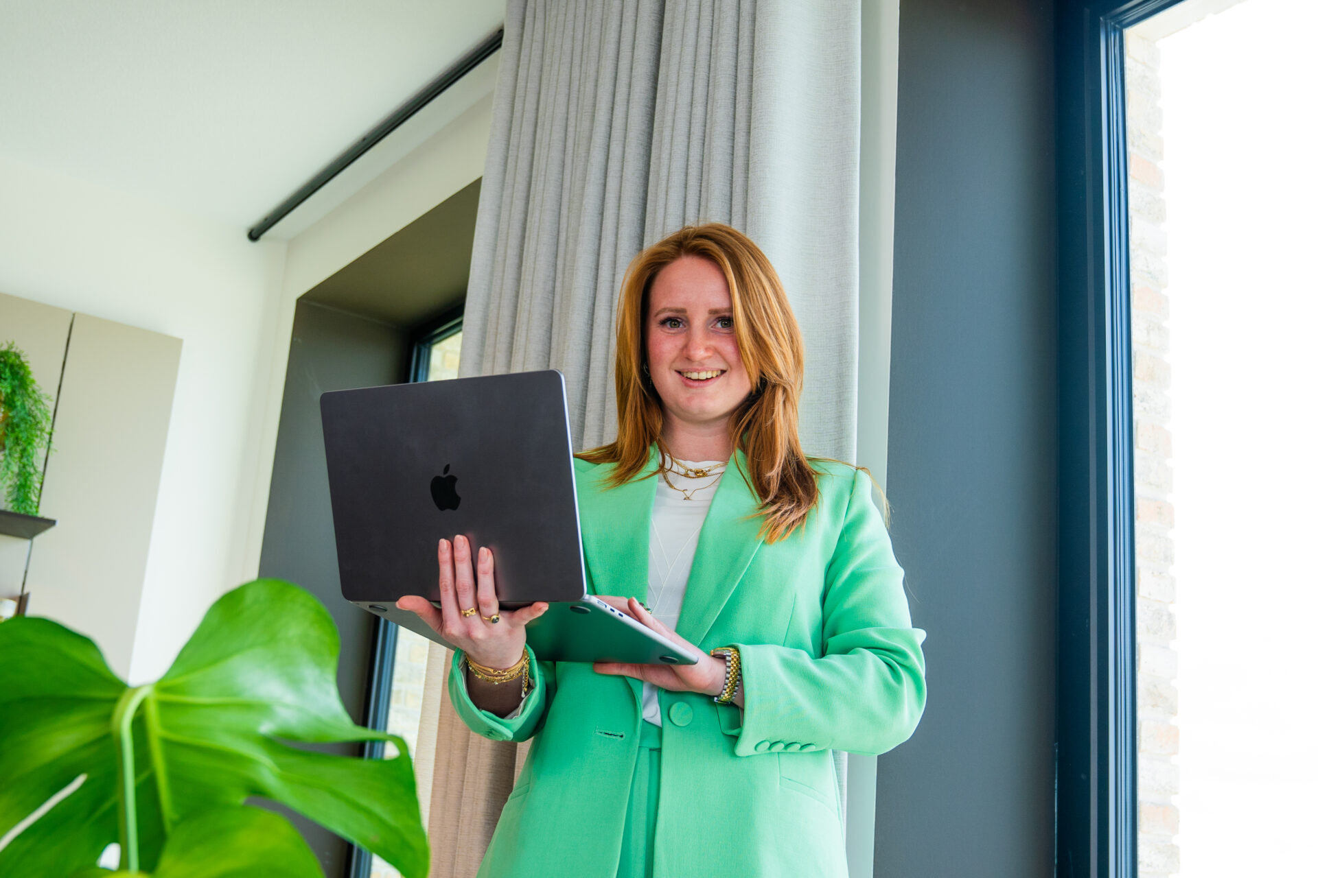 Foto van Maud die een laptop vast heeft